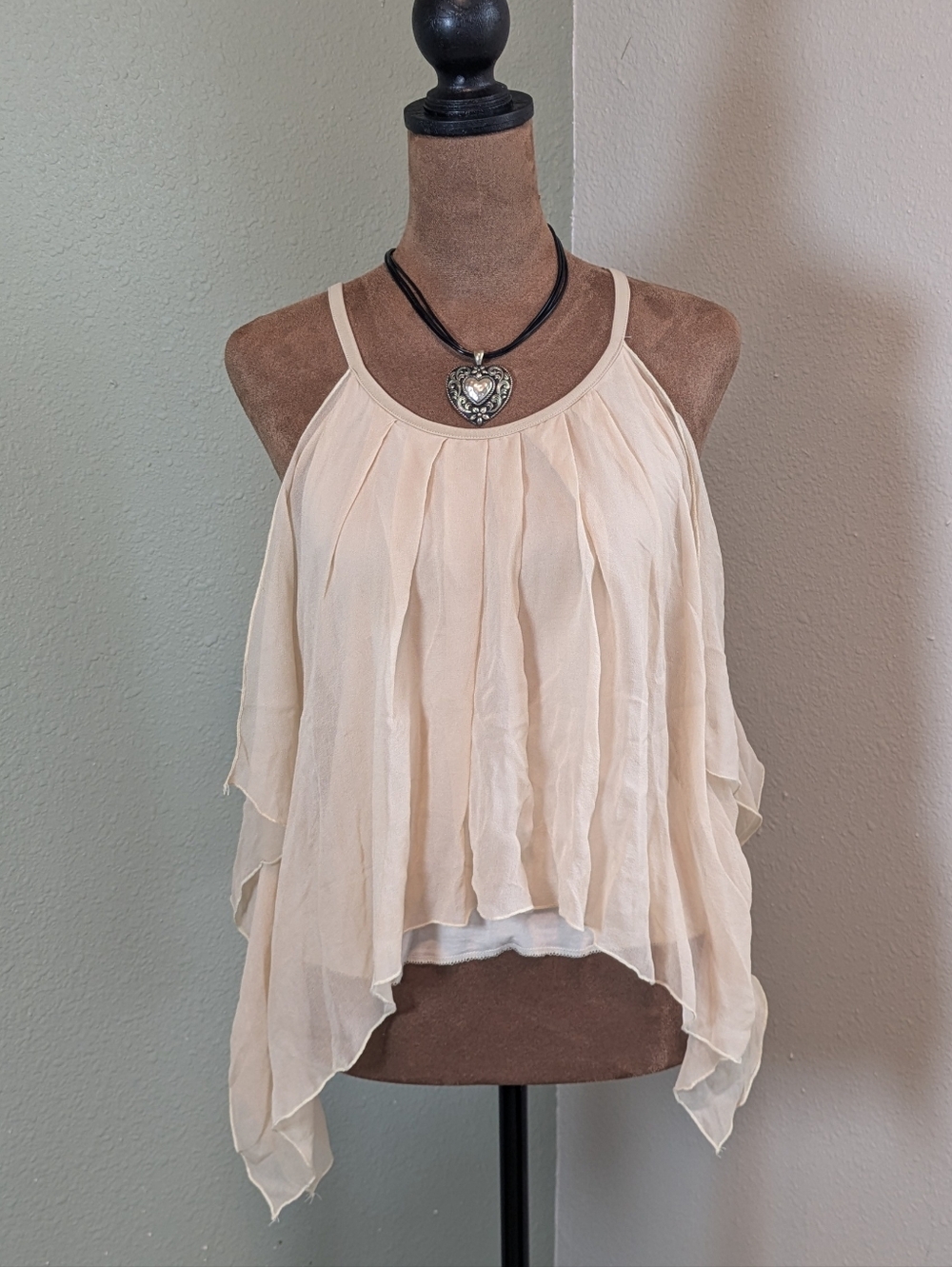 Betsy Moss 100% silk cream flowy shark bite hem top with ruffles